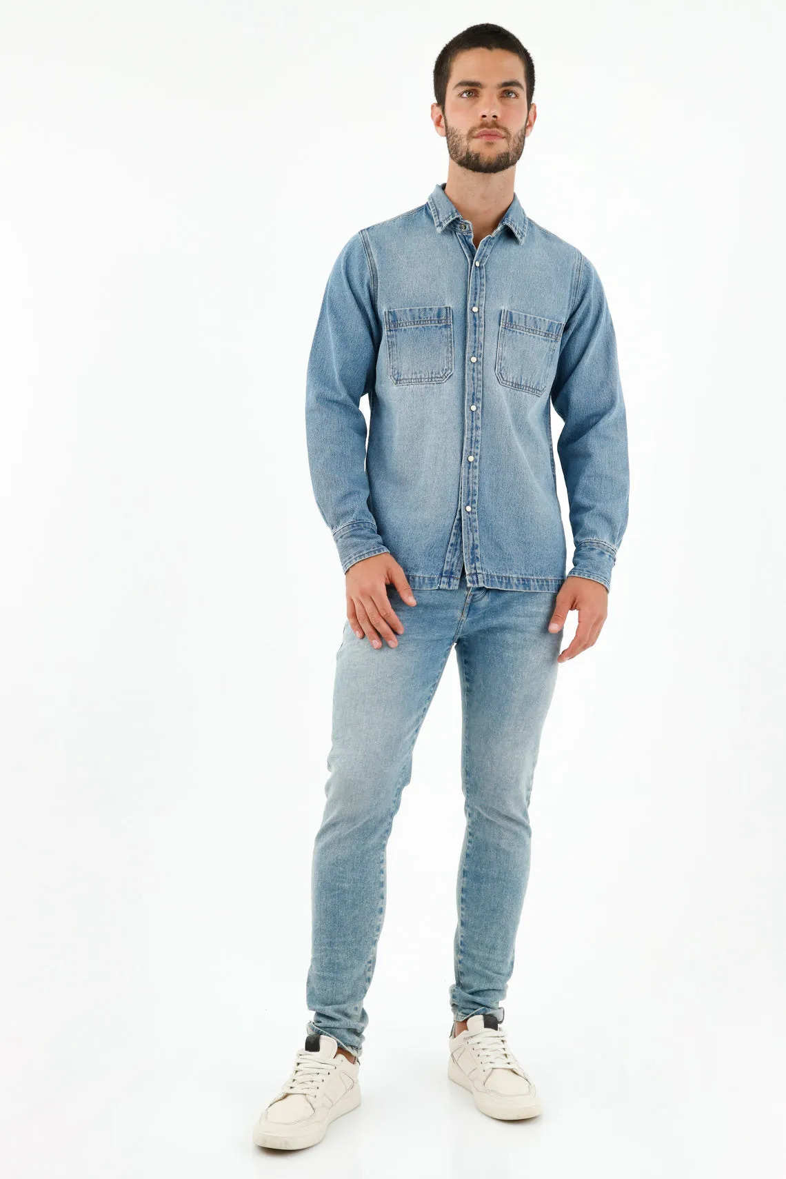 Camisa azul en denim liviano para hombre