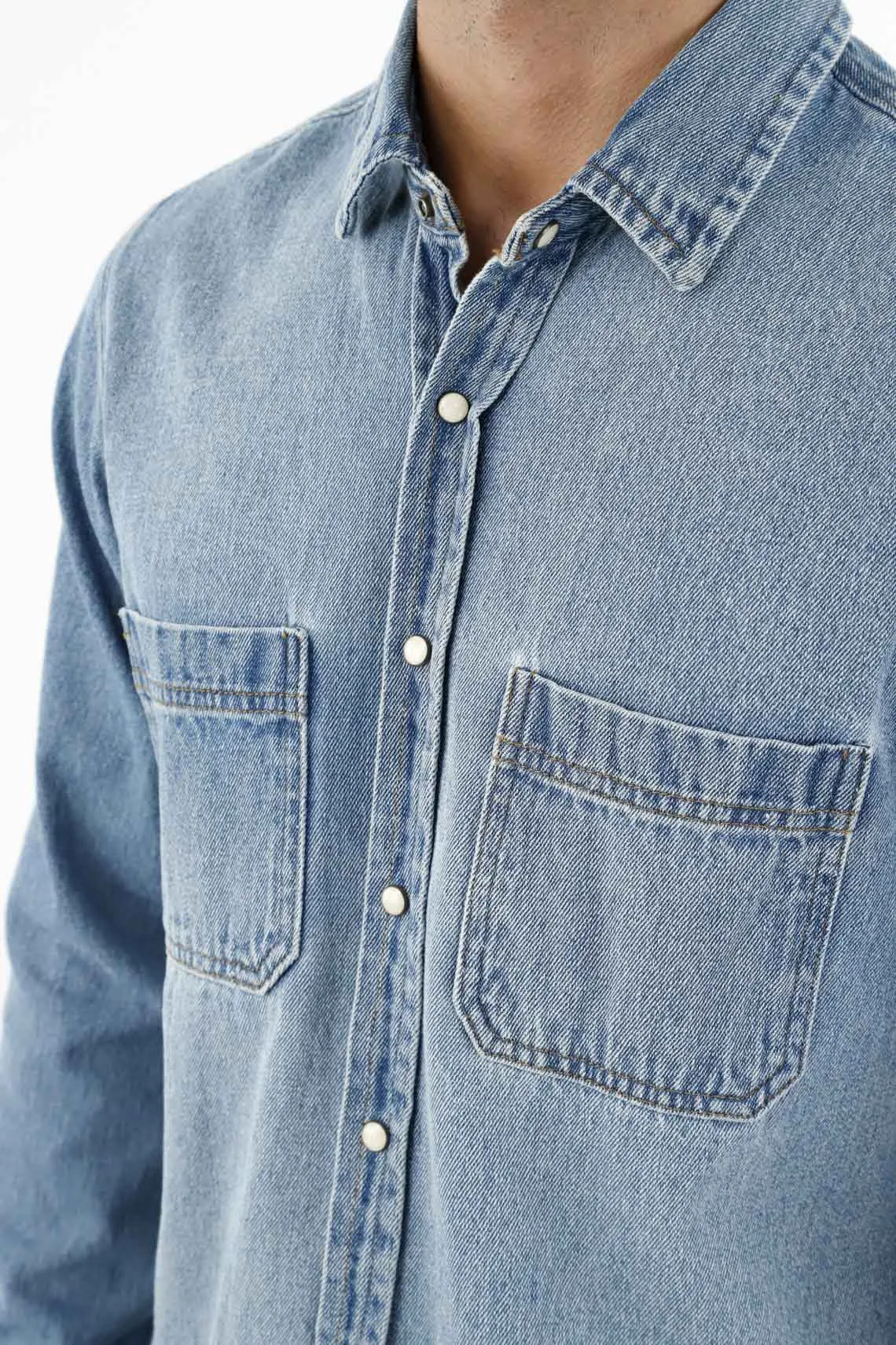 Camisa azul en denim liviano para hombre