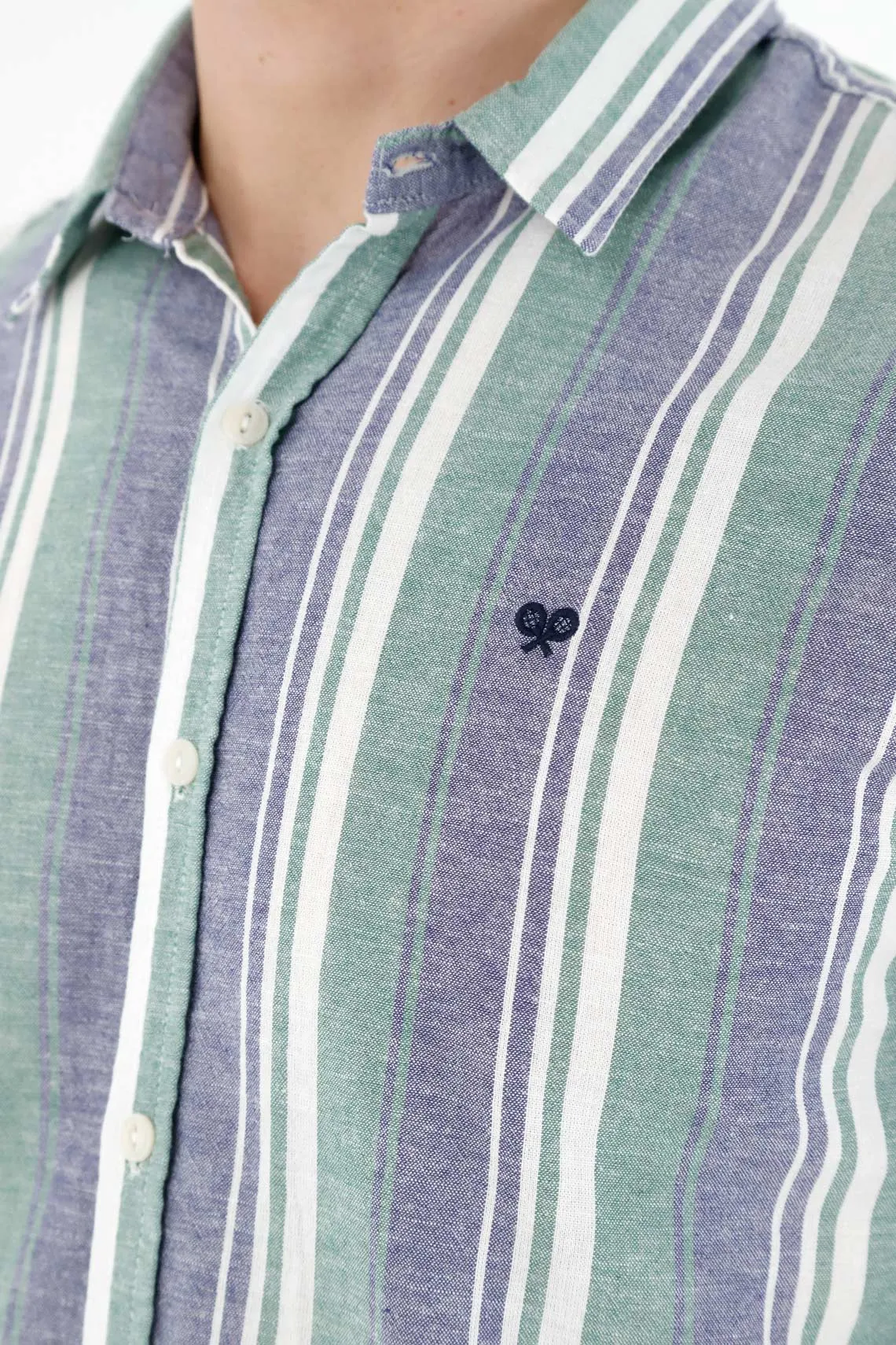 Camisa multicolor con diseño a rayas para hombre