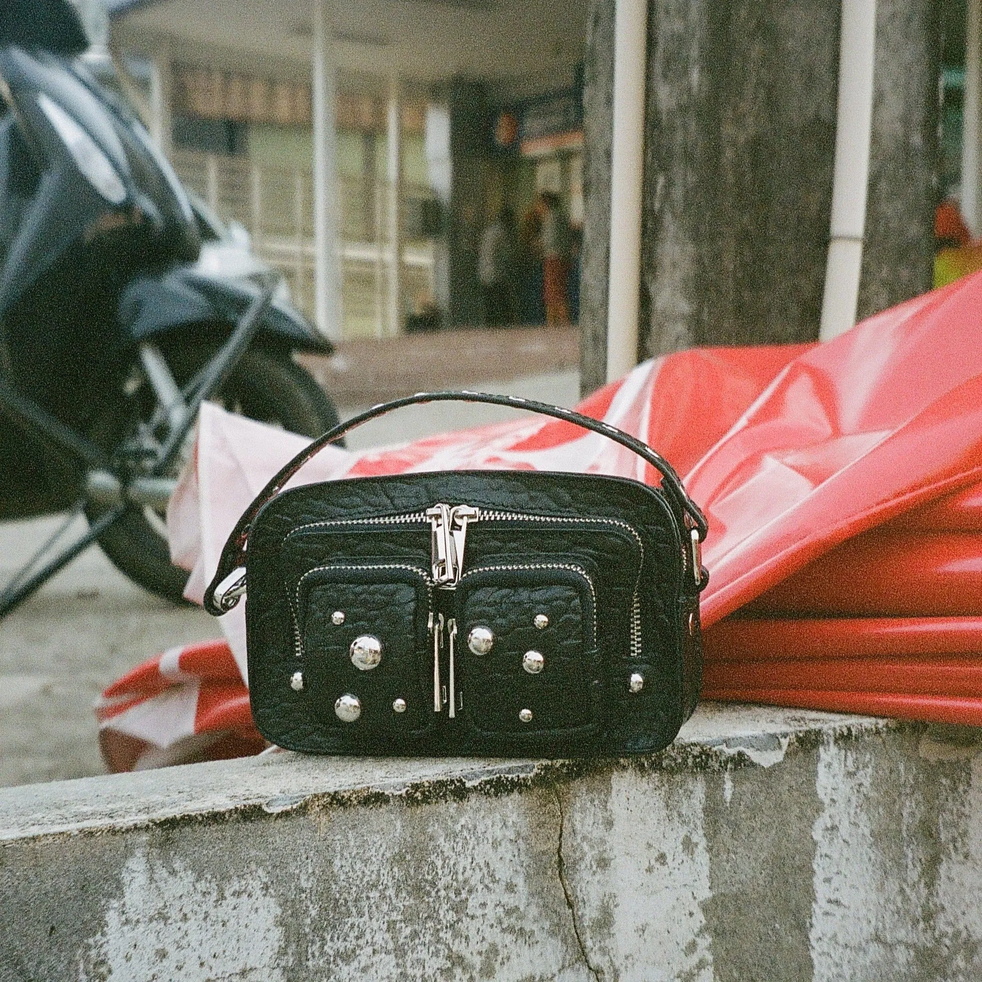 NUNOO | BOLSO MUJER | HELENA WITH STUDS NEW ZEALAND BLACK | NEGRO